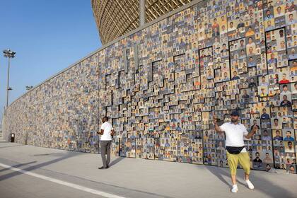 El estadio principal, en Lusail, está decorado con collages de fotografías de los trabajadores que lo construyeron