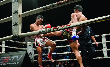 El estadio Rajadamnern es uno de los más importantes de Bangkok y ofrece muay thai los lunes, miércoles, jueves y domingo. Son nueve peleas en cada jornada