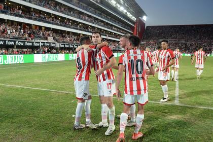 El estadio Uno lució mejor en las tribunas pobladas que en el césped y Estudiantes responde a sus hinchas: tres triunfos en tres compromisos.