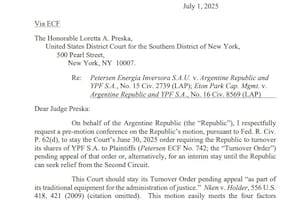El Estado argentino presentó un escrito ante la jueza Loretta Preska para suspender la orden de entregar el 51% de las acciones de YPF