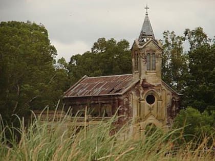 El estado de la capilla antes de comenzar la restauración, con pastizales de casi dos metros