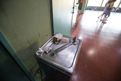 Restos de comida y papeles en un dispenser de agua potable que debería estar en condiciones óptimas de salubridad