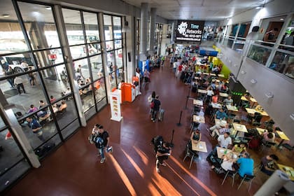 El hall principal de la estación que desde 1993 está siendo administrada por la firma TEBA SA, de Néstor Otero; el contrato venció en 2006, pero el empresario consiguió varias prórrogas