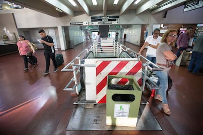 Escaleras mecánicas sin funcionar, una constante en la terminal de Retiro donde tampoco andan los ascensores y hay muchos baños clausurados