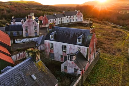 El estado de las casas genera una imagen aterradora que bien podría ser de una película de terror