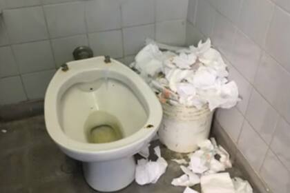 El estado de los baños de Comodoro Py -hoy sin agua- demuestran problemas de limpieza en los tribunales