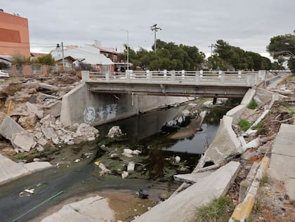 El estado de los canales y puentes en Bahía Blanca, en agosto
