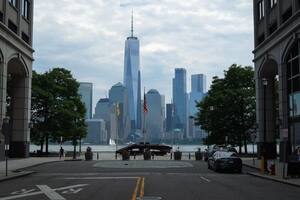 El estado de Nueva Jersey limita al norte con Pensilvania y Nueva York, al oeste con Pensilvania, al sur con Delaware y la bahía de Delaware, al oeste con el océano Atlántico y al este con Long Island