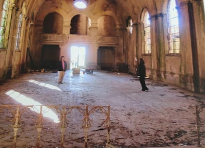 El estado del interior de la capilla después de una limpieza inicial, previo a su restauración