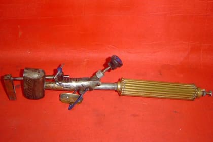 El estado instruyó a los empleados de vialidad en el uso de lanzallamas para combatir a la langosta; hoy, algunas herramientas pueden comprarse por Internet como antigüedades