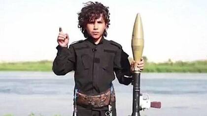 El Estado Islámico le enseña a los chicos  a disparar, degollar y poner bombas
