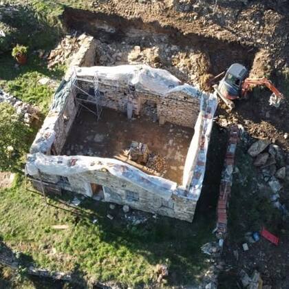 El estado original de las ruinas de la casa en Liguria.