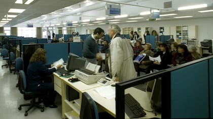 Revisan miles de contratos y concursos para incorporar personal al Estado