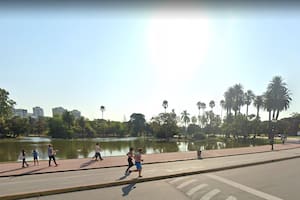 Baños públicos en plazas y otros servicios claves aprobados por ley, pero que nunca se implementaron en la ciudad