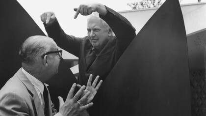 El estadounidense Alexander Calder (arriba) mantuvo una estrecha amistad con Carlos Raúl Villanueva, al que consideraba "el diablo", hasta la muerte del último