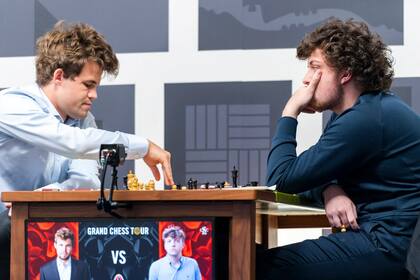 El estadounidense Hans Niemann, de 19 años, tiene una mala relación con Carlsen, pero al noruego no lo afecta lo externo al tablero y sigue mostrando que es el mejor de todos, por buena distancia.
