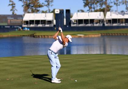 El estadounidense Justin Thomas hace su salida en el hoyo 17, de cuya dificultad de este año se quejó.