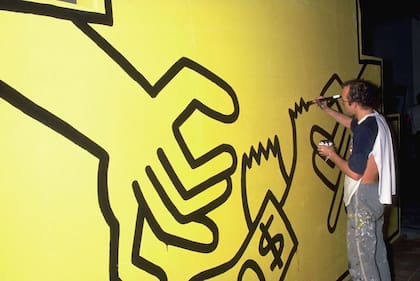 El estadounidense Keith Haring fue uno de los artistas que se unió al proyecto de Heller.