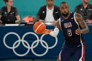 El estadounidense LeBron James pasa el balón durante la final contra Francia en el básquetbol masculino de los Juegos Olímpicos de París