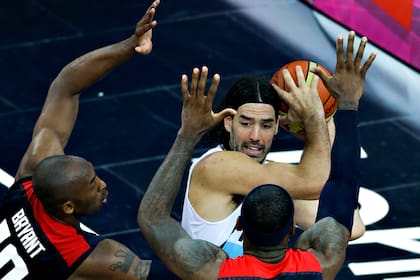 El estadounidense Lebron James y su compañero de equipo Kobe Bryant bloquean al argentino Luis Scola durante una semifinal de baloncesto masculino en los Juegos Olímpicos de Verano de 2012 en Londres.