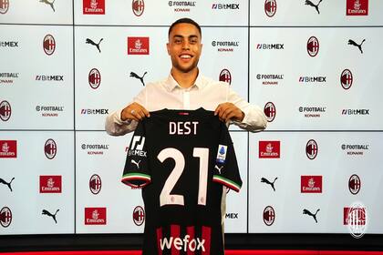 El estadounidense Sergiño Dest usará la camiseta número 21 durante su etapa en Milan