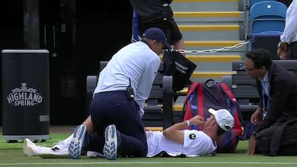 El estadounidense Tommy Paul es atendido por una molestia muscular durante la final de Eastbourne frente a Francisco Cerúndolo