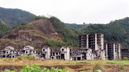 El estallido de la burbuja inmobiliaria en China dejó imágenes como esta: un pueblo entero abandonado a medio construir en Huangshan, provincia de Anhui, en el este del país.