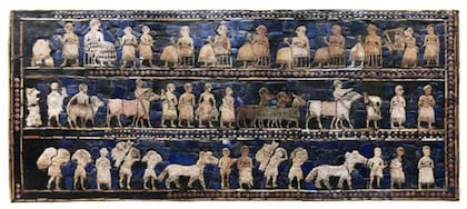 El Estandarte de Ur (excavado en el Cementerio Real de la antigua ciudad de Ur) , muestra representaciones de una campaña militar y escenas de un banquete (c.2250 a.C.).