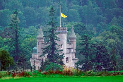 El Estandarte Real de Escocia sobre el Castillo de Balmoral ondea a media asta tras el anuncio de la muerte de la Reina Isabel II