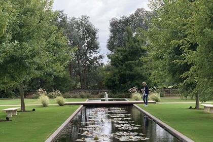 El estanque de 60 metros de largo es el protagonista del parque. Escoltado por Acer saccharinum y con bancos dispuestos a lo largo, permite apreciar los reflejos del cielo en el agua y los maravillosos los nenúfares.
