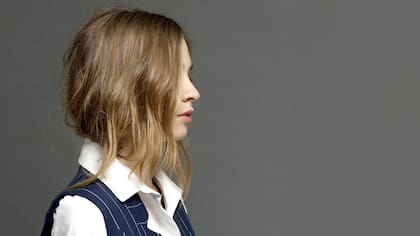 El estilismo de la temporada indica que el pelo largo se lleva adentro de la camisa, con algunas mechas sueltas para darle modernidad