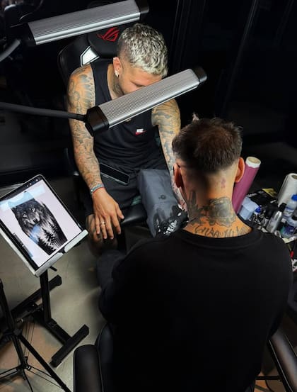 El estilo blackout de tatuajes es una técnica que consiste en cubrir grandes áreas de la piel con tinta negra sólida, lo que crea un efecto de “bloqueo” total (Foto: Instagram @mauroicardi)