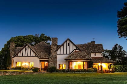 El estilo de Bustillo se aprecia en la estancia Cerro de la Cruz, de Sierra de la Ventana.