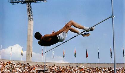 El estilo de salto de Dick Fosbury, apodado el "salto de Fosbury", en el que se salta la barra de cabeza y hacia atrás, revolucionó la manera de hacerlo