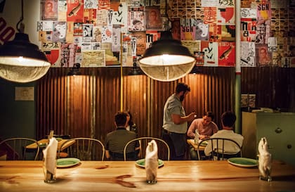 El estilo industrial del gastropub Opio, en un ex taller mecánico. Sebastián Pani
