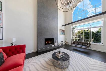 El estilo minimalista se combina con detalles modernos en la lujosa casa de Carmen Electra