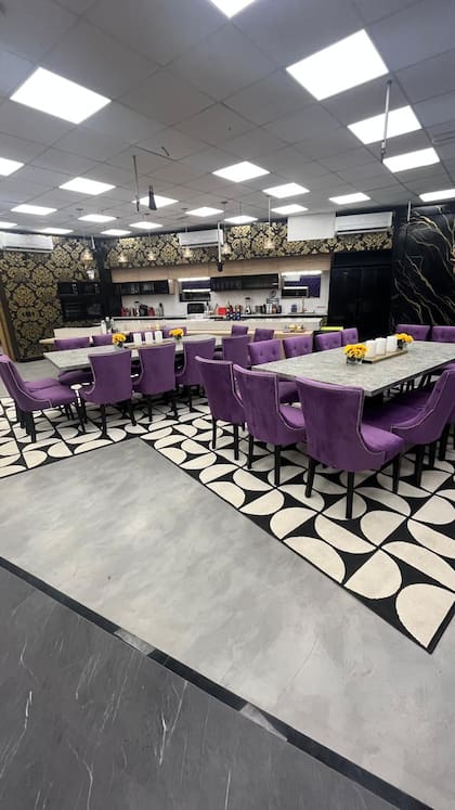 El estilo recargado en texturas, diseños, estampas y colores apunta a generar caos visual y generar contenido conflictivo