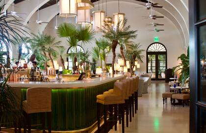 El estilo tropical chic del Champagne Bar Le Sirenuse, en el Four Seasons.