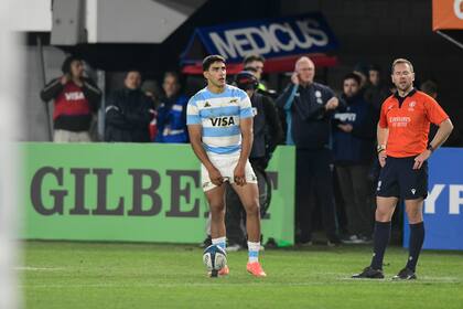 El estilo y la eficiencia del juego de Ford difieren notoriamente respecto a los de Santiago Carreras, un fullback devenido apertura que no maneja a su respectiva selección como su colega rival.