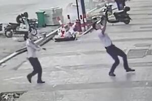 El estremecedor momento en el que un hombre de 31 años salva de una niña de dos de morir tras caer de un quinto piso en China