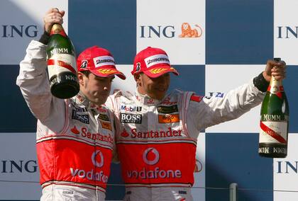 El estreno de la temporada 2007, el primer podio juntos y la señal de una convivencia que se resquebrajaría durante el curso: el rostro contrariado de Alonso y la felicidad de Hamilton, segundo y tercero en el Gran Premio de Australia, en Melbourne