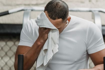 El estrés, por ejemplo, estimula glándulas que producen un tipo de sudor más intenso