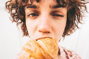 ¿Comés por estrés? No estás solo y acá te explicamos por qué lo hacemos