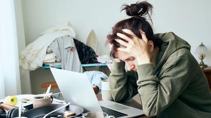 El estrés puede llevarnos a tomar malas decisiones alimentarias.