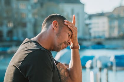 El estrés también podría alterar los niveles de otras hormonas implicadas en el hambre y la saciedad y puede perjudicar procesos cognitivos como la autorregulación