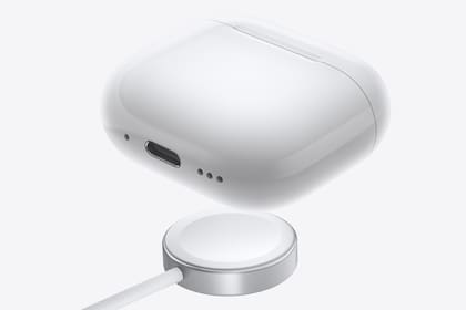 El estuche de los auriculares AirPods 4 se carga por USB-C o en forma inalámbrica