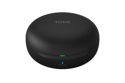 El estuche protector sirve como base de carga y también como sistema de limpieza de los auriculares con luz UVC