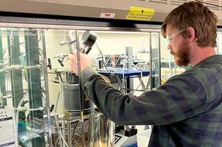 El invento que “evapora” las botellas y bolsas de plástico para crear un nuevo material