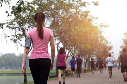 El estudio asegura que correr desgasta más energía que caminar