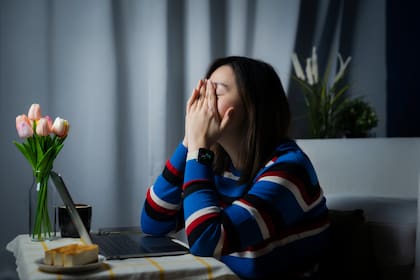 El estudio británico reveló que una persona que trabaja desde su casa gana hasta un 7% menos que quien va presencial